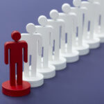 Träpjäser, en röd och flera vita bakom